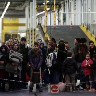 Σχέδιο επιβράδυνσης μεταφοράς προσφύγων από τα νησιά στον Πειραιά