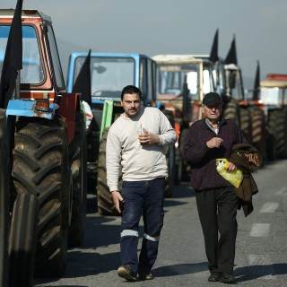 Ενισχύουν τα μπλόκα τους οι αγρότες