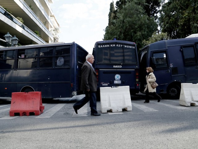 Μόνο με σωματικό έλεγχο θα περνούν πεζοί από την Ηρώδου Αττικού