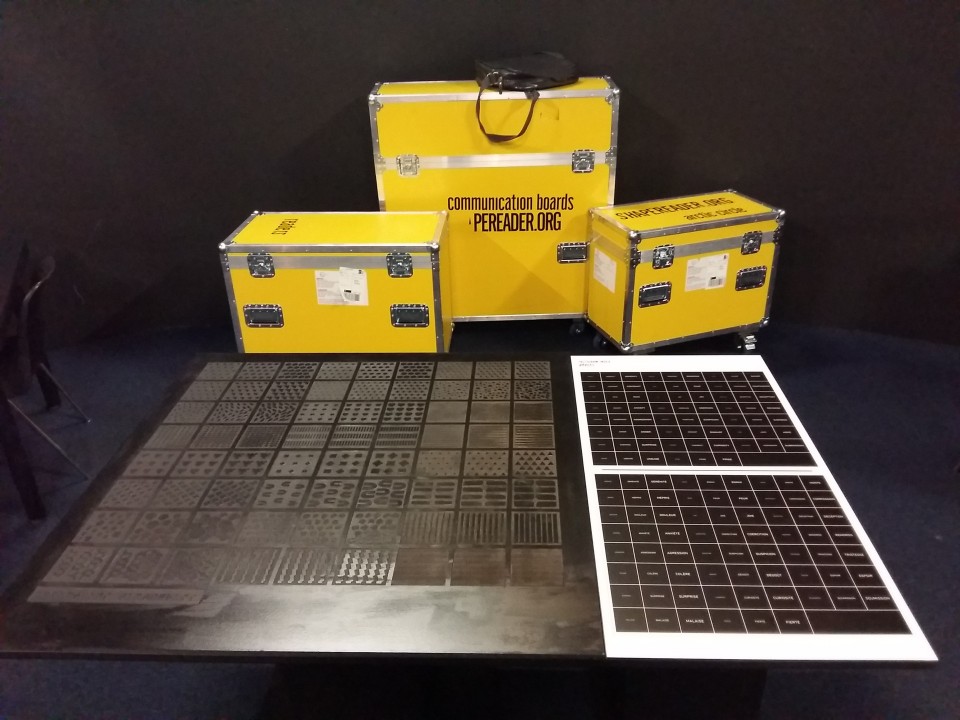 «Ένα σύνολο από ανάγλυφα σχήματα που συμβολίζουν τους χαρακτήρες, τις δράσεις τους, τα συναισθήματα τους, τους χώρους στους οποίους εκτυλίσσεται η πλοκή της ιστορίας και ό,τι άλλες σχετικές πληροφορίες με την αφήγηση»