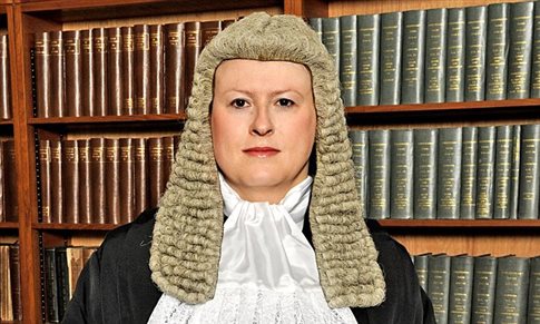 O πρώτος διεμφυλικός δικαστής στην ιστορία της Βρετανίας