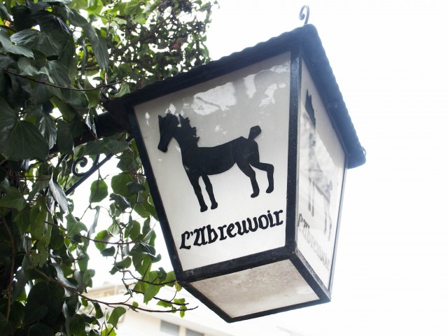 L’ Abreuvoir: Το παλιότερο Γαλλικό εστιατόριο της Αθήνας έχει σήμα του ένα άλογο