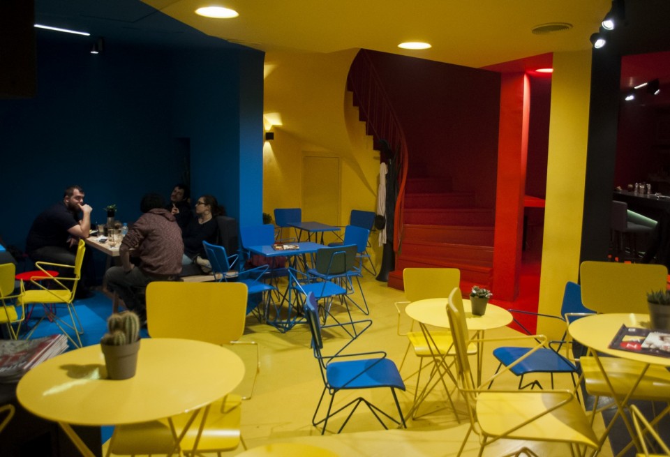 Μπλε, κίτρινο, κόκκινο, το χρώμα κυριαρχεί στο ισόγειο