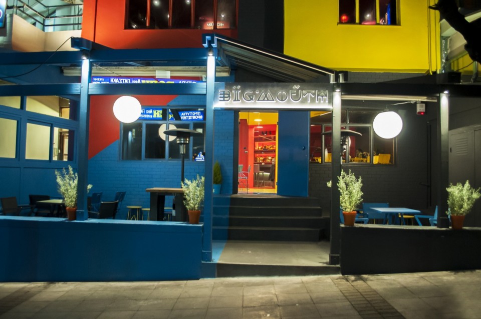 Το μπλέ κυριαρχεί ως homage στην παλία ταυτότητα του μπαρ