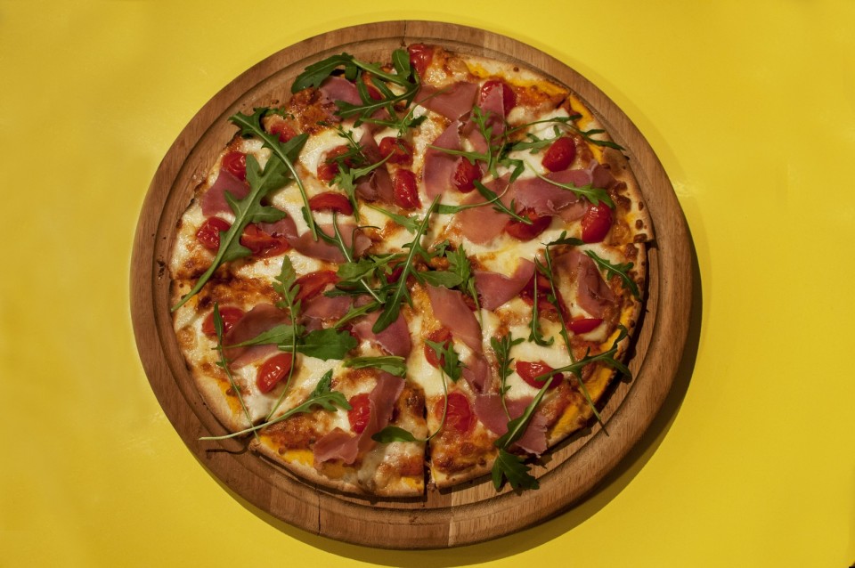 Πίτσα μοτσαρέλα. Μιάμ!