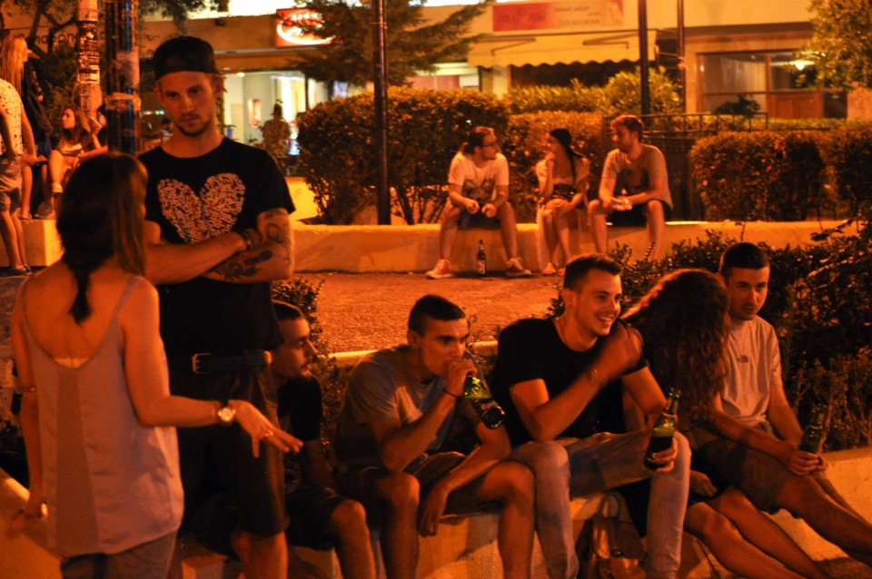 Μπύρα από το περίπτερο, η λύση των νέων / Φωτογραφία: Κατερίνα Σαμαρτζή / FOSPHOTOS