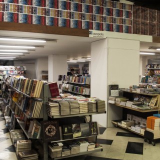 Υπάρχει ένα βιβλιοπωλείο στο κέντρο που τα βράδια του Σαββάτου έχει πιο πολύ κόσμο από τα μπαρ