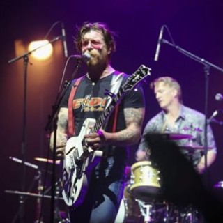Παρίσι: Οι Eagles of Death Metal γύρισαν και τελείωσαν τη συναυλία του Bataclan