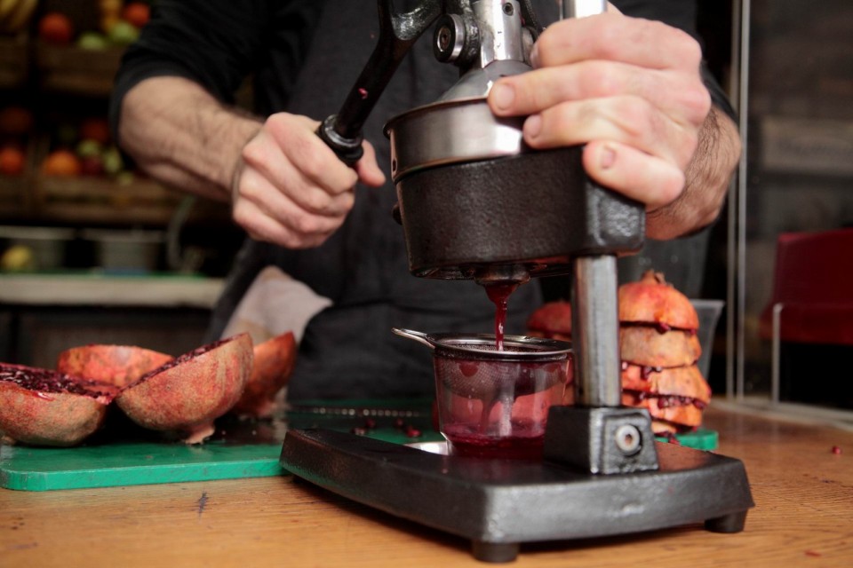 Είναι η εποχή του ροδιού και όλη η Αθήνα το προτιμά