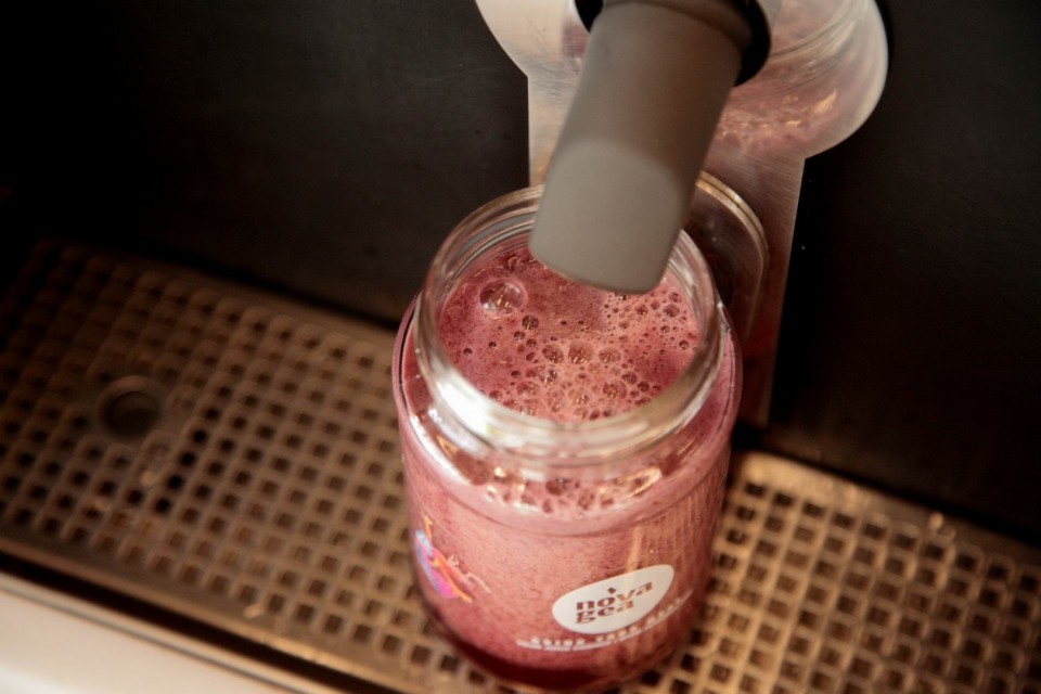 Μπορείς να πάρεις μαζί σου το γυάλινο ποτήρι, αν δεν καταναλώσει το χυμό σου στο μαγαζί