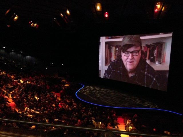 H Popaganda στο Βερολίνο: Ο Michael Moore ευχαριστεί τη Γερμανία για το προσφυγικό