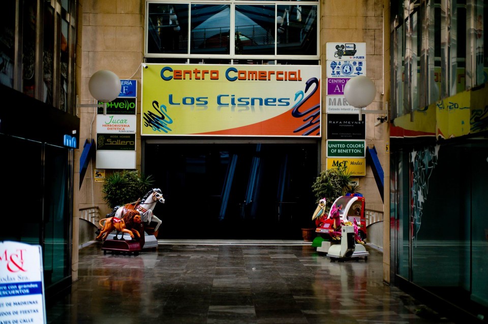 Άδειο εμπορικό κέντρο, στην πόλη Χερέθ ντε λα Φροντέρα. Οι άνθρωποι ψωνίζουν από τις τοπικές υπαίθριες αγορές ή μεγάλα εκπτωτικά κέντρα έξω από την πόλη.