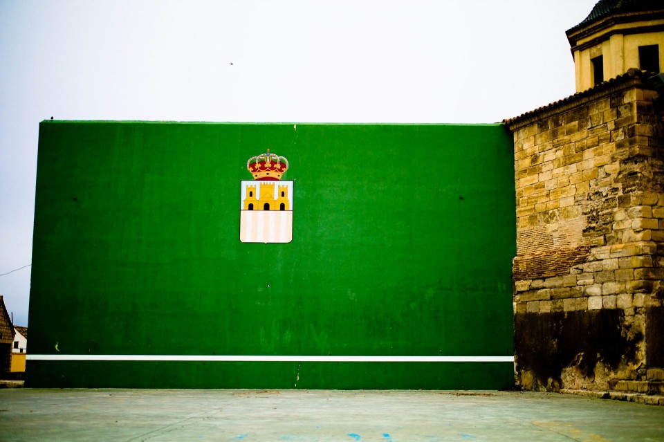 Τοίχος σε χωριό στις ερήμους των Λος Μονέγρος (Los Monegros), στην βορειοανατολική Ισπανία. Ιανουάριος 2016.
