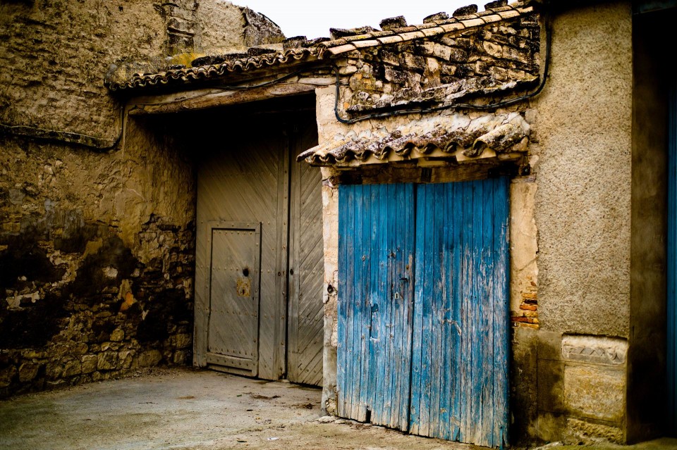 Μπλε ξύλινη πόρτα. Λος Μονέγρος, Αραγονία, βορειοανατολική Ισπανία. Ιανουάριος 2016.