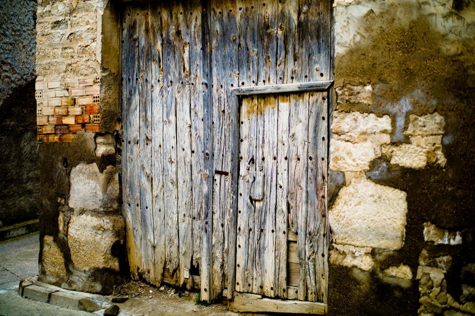 Παλιά ξύλινη πόρτα. Λος Μονέγρος, Αραγονία, βορειοανατολική Ισπανία. Ιανουάριος 2016.