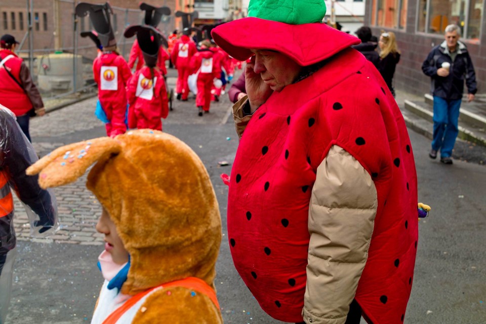 Φράουλα προσέχει μικρό λαγό, στην παρέλαση της Κυριακής. To τρελλό καρναβάλι της Κολωνίας, Γερμανία.  7 Φεβρουαρίου 2016.