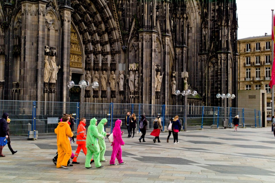Παρέα μεταμφιεσμένων μπροστά από καθεδρικό ναό. To τρελλό καρναβάλι της Κολωνίας, Γερμανία.  Κυριακή, 7 Φεβρουαρίου 2016.