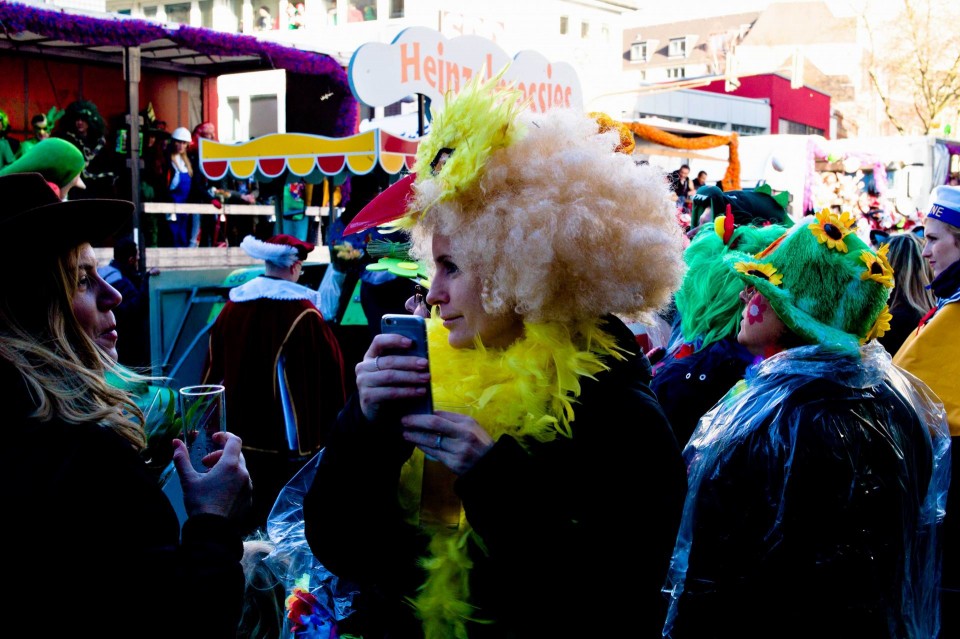 Μεταμφιεσμένη γυναίκα παρακολουθεί την παρέλαση. Η  παρέλαση της Δευτέρας είναι το αποκορύφωμα του τρελλού καρναβαλιού της Κολωνίας, στη Γερμανία.  8 Φεβρουαρίου 2016.