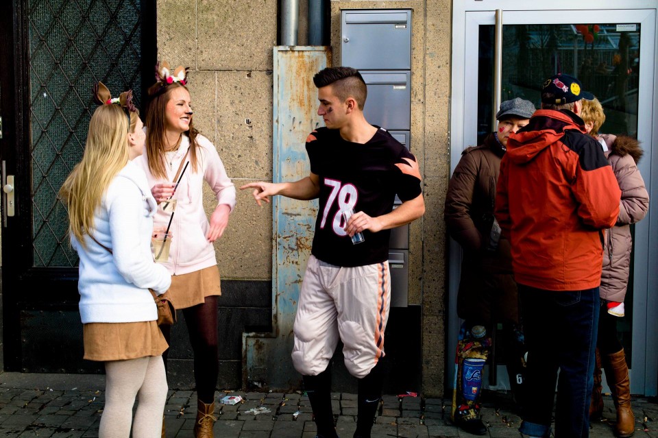 Νεαρός άντρας συνομιλεί με μασκαρεμένα κορίτσια. Η  παρέλαση της Δευτέρας είναι το αποκορύφωμα του τρελλού καρναβαλιού της Κολωνίας, στη Γερμανία.  8 Φεβρουαρίου 2016.