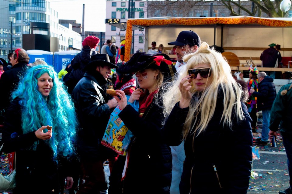 Νεαρές γυναίκες μασκαρεμένες παρακολουθούν την παρέλαση. Η  παρέλαση της Δευτέρας είναι το αποκορύφωμα του τρελλού καρναβαλιού της Κολωνίας, στη Γερμανία.  8 Φεβρουαρίου 2016.