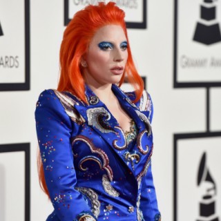 Δείτε το performance – φόρο τιμής στον David Bowie της Lady Gaga