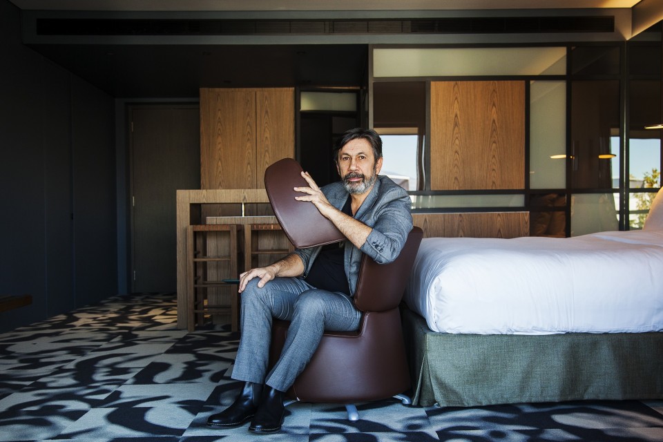 Ο Σταύρος Παπαγιάννης μέσα σ' ένα δωμάτιο του Athens Was. 