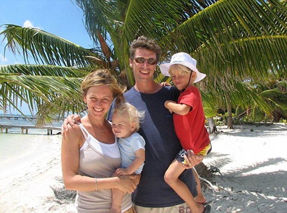 Simone Angel μετά συζύγου και τέκνων. 