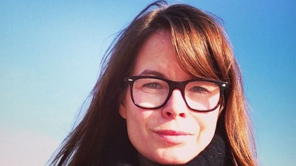 Πιο σκούρο μαλλί, γυαλιά και σοβαρό ύφος. Χμμμμ