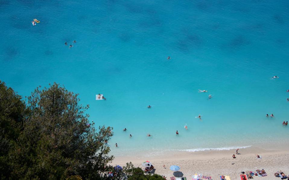 H παραλία Εγκρεμνοί στη Λευκάδα κατέλαβε τη 15η θέση (Photo:Dimitris Kalogeropoylos/Flickr).