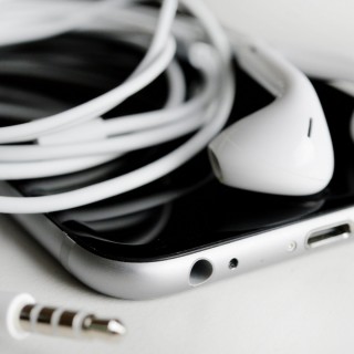 Πρέπει η Apple να «σπάσει» το iPhone για λογαριασμό του FBI ή όχι;