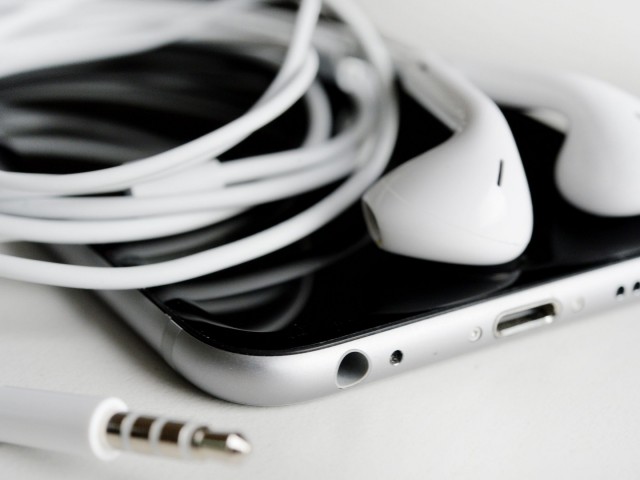 Πρέπει η Apple να «σπάσει» το iPhone για λογαριασμό του FBI ή όχι;