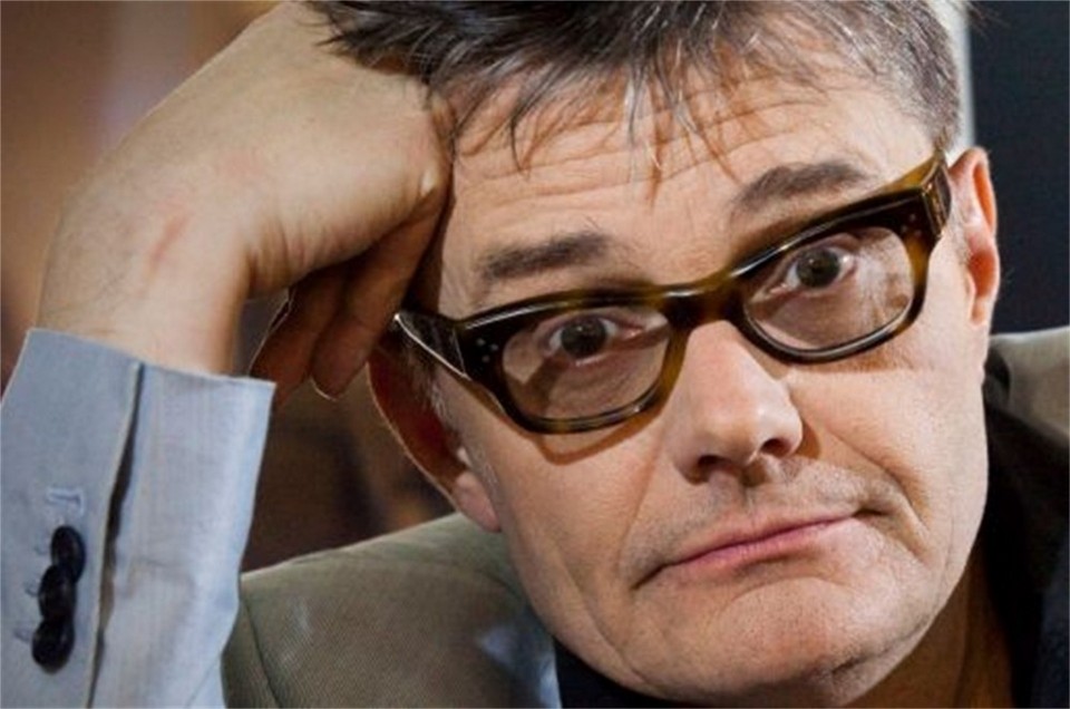 Το γυαλί εξακολουθεί να είναι το σήμα κατατεθέν του. 