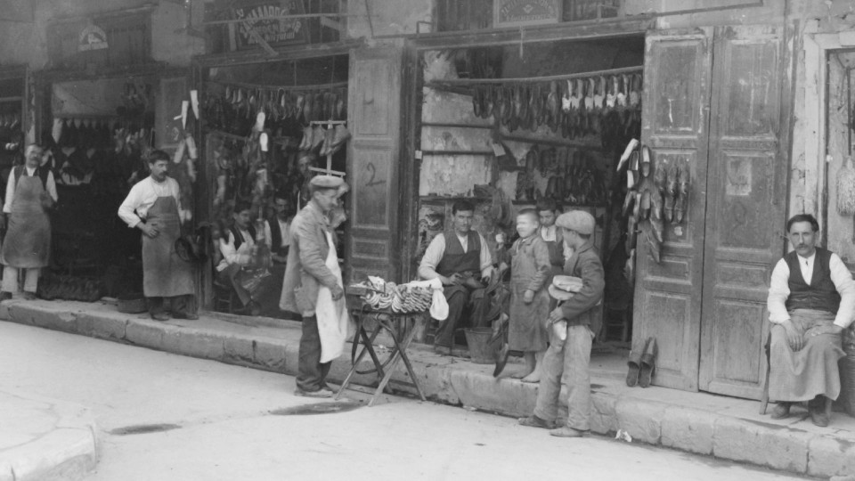 Σανδαλοποιεία στην οδό Αθηνάς, 1920. Φωτογραφία του Boissonnas (© Αρχείο Fred Boissonnas, Μουσείο Φωτογραφίας Θεσσαλονίκης. Αρ. φωτογραφίας: 2101b)