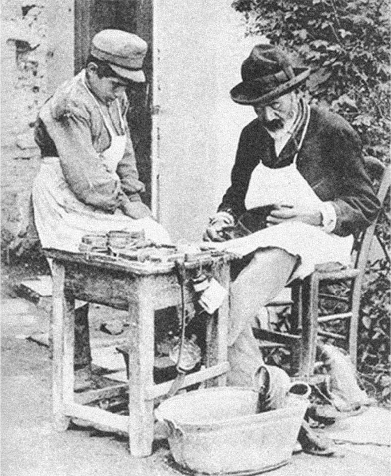 Υποδηματοποιός με τον παραγιό του, γύρω στα 1900 (Προσωπική συλλογή Μάνου Χαριτάτου).