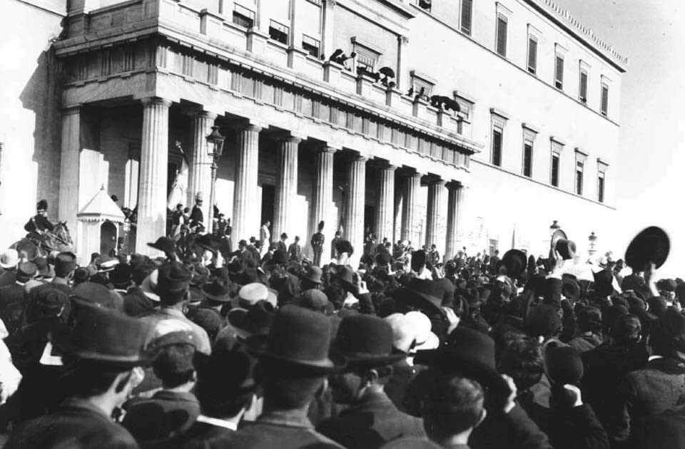 Ο βασιλιάς μιλά στο πλήθος μετά το συλλαλητήριο της 14ης Σεπτεμβρίου 1909. Φωτογραφία Μιχ. Βελούδιου (© Ελληνικό Λογοτεχνικό και Ιστορικό Αρχείο Μορφωτικού Ιδρύματος Εθνικής Τραπέζης [ΕΛΙΑ/ΜΙΕΤ])