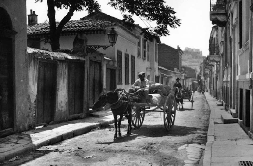 Αμαξάς σε δρόμο της Πλάκας, 1920. Φωτογραφία του Boissonnas (© Αρχείο Fred Boissonnas, Μουσείο Φωτογραφίας Θεσσαλονίκης. Αρ. φωτογραφίας: 2099Α)
