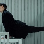 Στρατηγικές επιβίωσης, μια ιλαροτραγωδία σε 4711 πράξεις