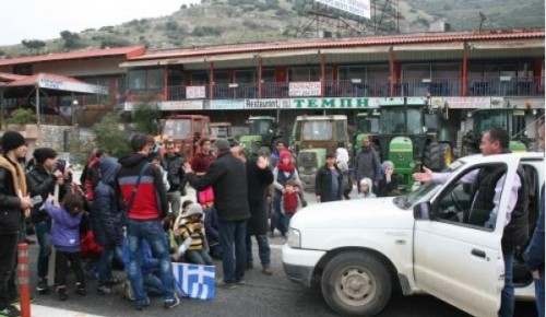 Mαγαζάτορες στα Τέμπη έδειραν εθελοντές γιατί μοίραζαν νερά σε πρόσφυγες