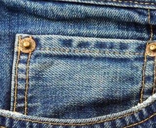 Σε τι χρησιμεύει η πολύ μικρή πλαϊνή τσέπη που έχουν τα τζιν παντελόνια;