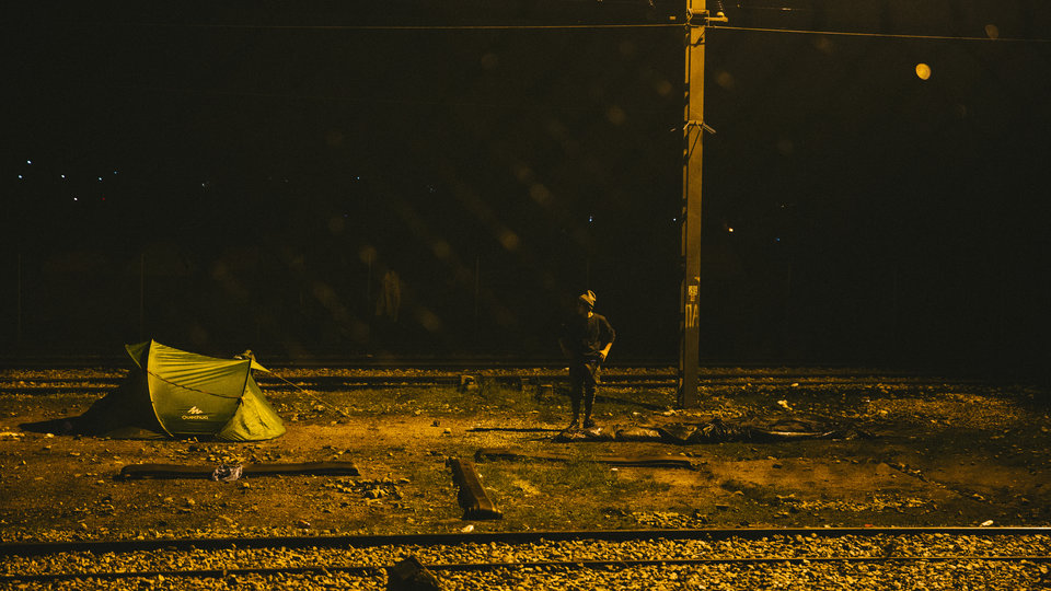 Στη σιδηροδρομική γραμμή της Ειδομένης.