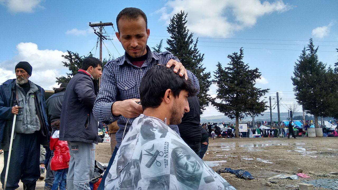 Ο Αχμέντ, 35 ετών, κουρεύει στην Ειδομένη.