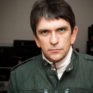 Τι δουλειά έχει ο, κάποτε ντράμερ των θρυλικών Smiths, Mike Joyce στην Αθήνα;