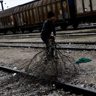 Παραμένουν πρόσφυγες στη σιδηροδρομική γραμμή της Ειδομένης – Διαμαρτύρονται για τα κλειστά σύνορα