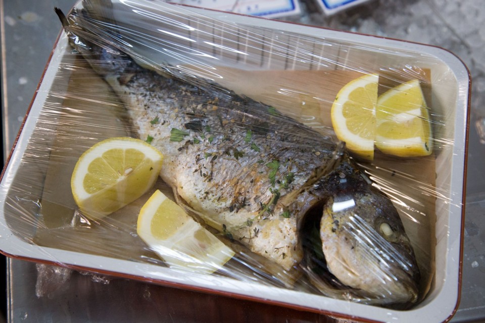 Έτσι θα παραλάβετε το ψαράκι σας για το σπίτι αν ζητήσετε να σας το ψήσουν στο Fish Point.