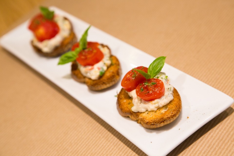 Ορεκτικό, μπρουσκετάκια με μελιτζανοσαλάτα και φρέσκο ντοματίνι