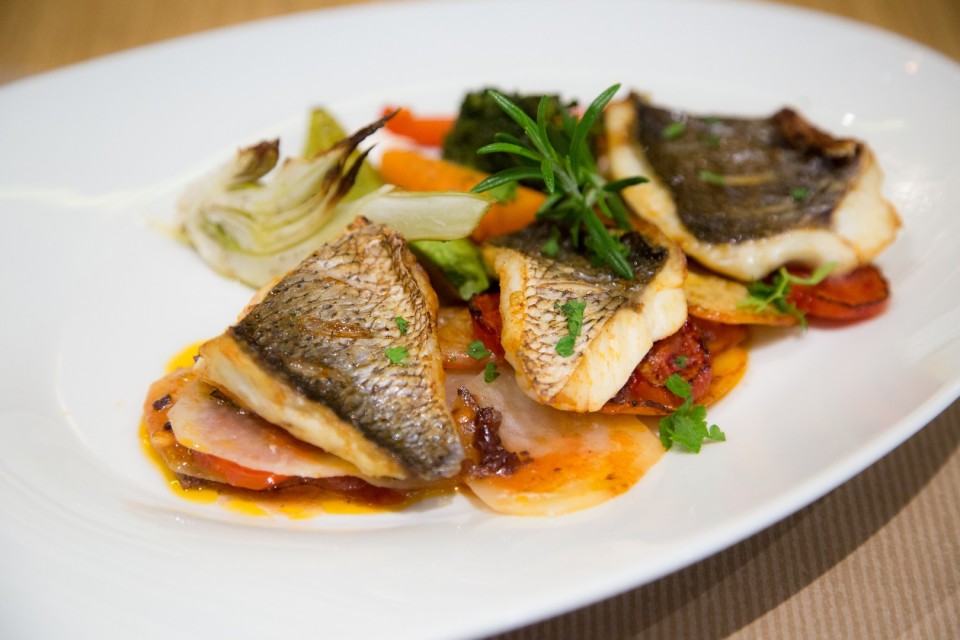 Φιλέτο φαγκρί με ντομάτα Σαντορίνης 