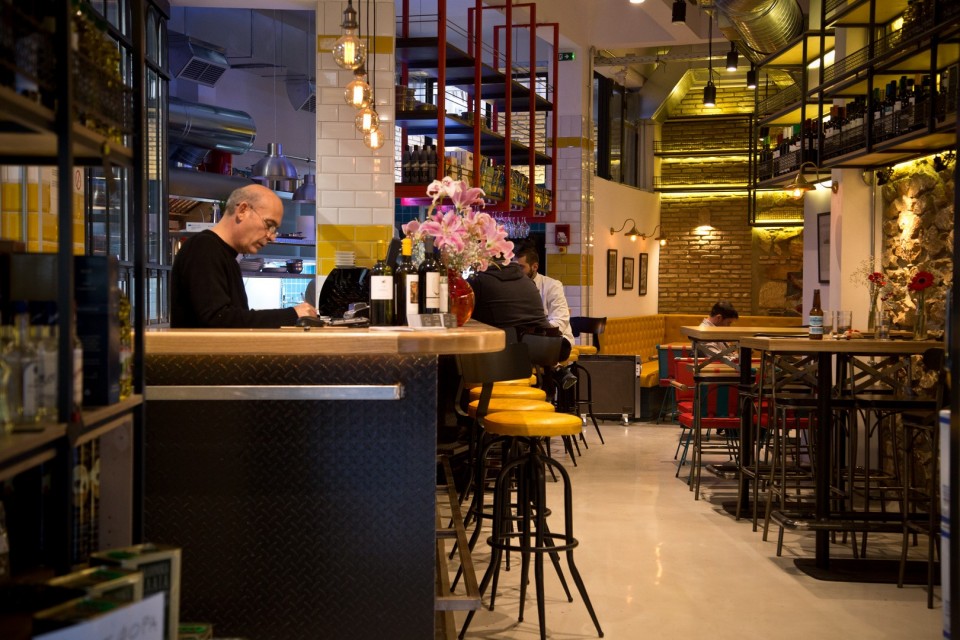 Ο μοντέρνος χώρος του εστιατορίου του Fish Point