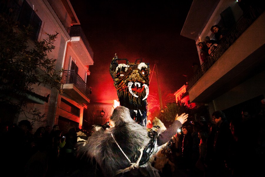 Καρναβάλι στην Άμφισσα, η βραδιά των στοιχειών της Χάρμαινας . Σάββατο 21 Φεβρουαρίου 2015 Φωτογραφία: Μιχάλης Παπάς / FOSPHOTOS
