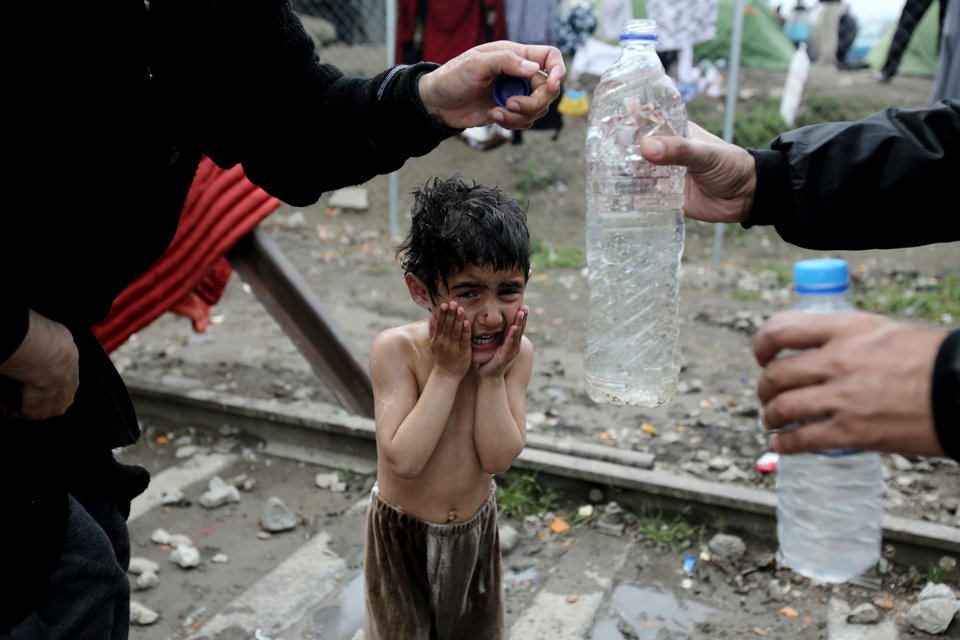 Προσφυγόπουλα στην Ειδομένη. Σύμφωνα με την Ύπατη Αρμοστεία του ΟΗΕ για τους Πρόσφυγες, ξεπερνούν τα 5000 στον καταυλισμό της παραμεθορίου.