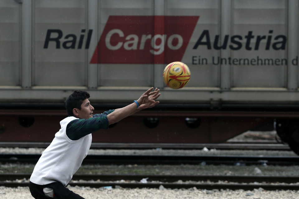 Προσφυγόπουλα παίζουν στην Ειδομένη. 